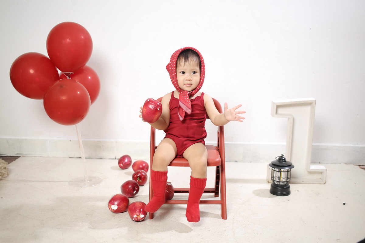 Dưa Hấu cầm trái đỏ và đưa tay về phía trước