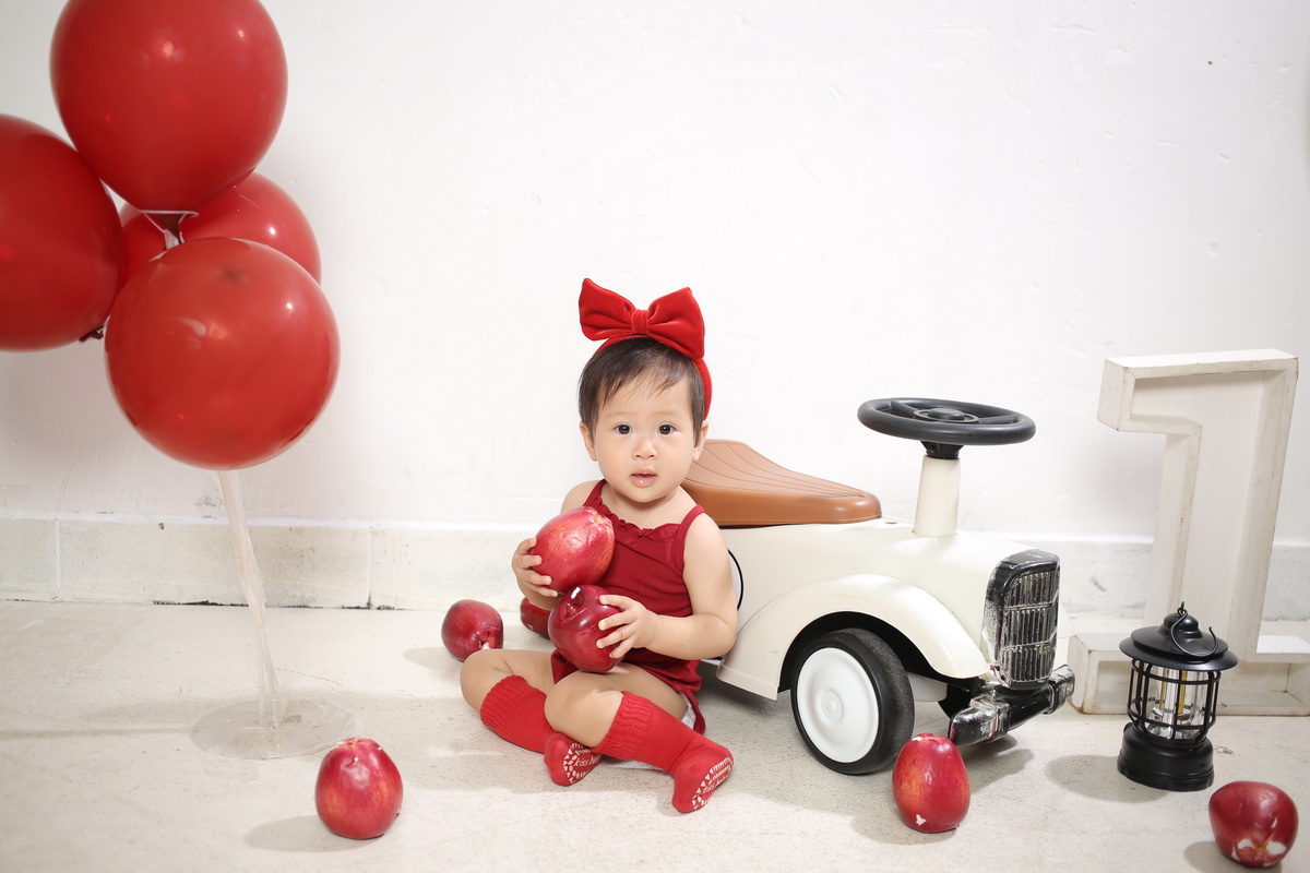 Dưa Hấu ngồi cạnh chiếc xe nhỏ