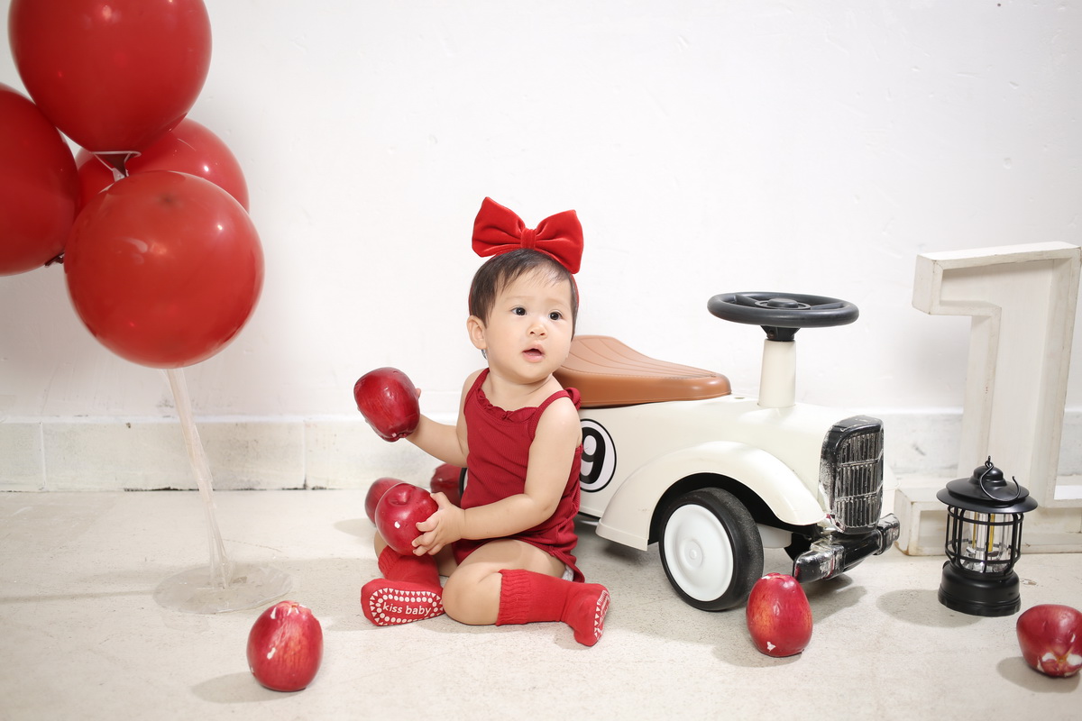 Dưa Hấu ngồi cạnh chiếc xe nhỏ