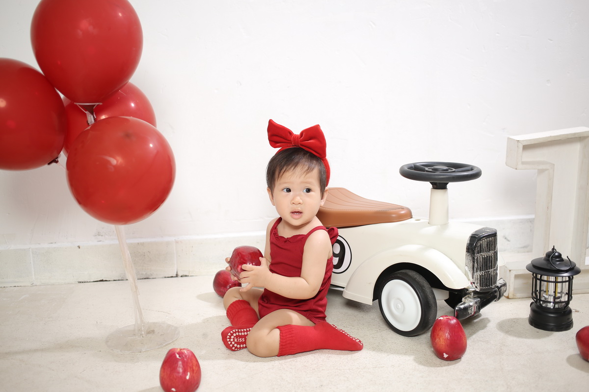 Dưa Hấu ngồi trước chiếc xe và bóng đỏ