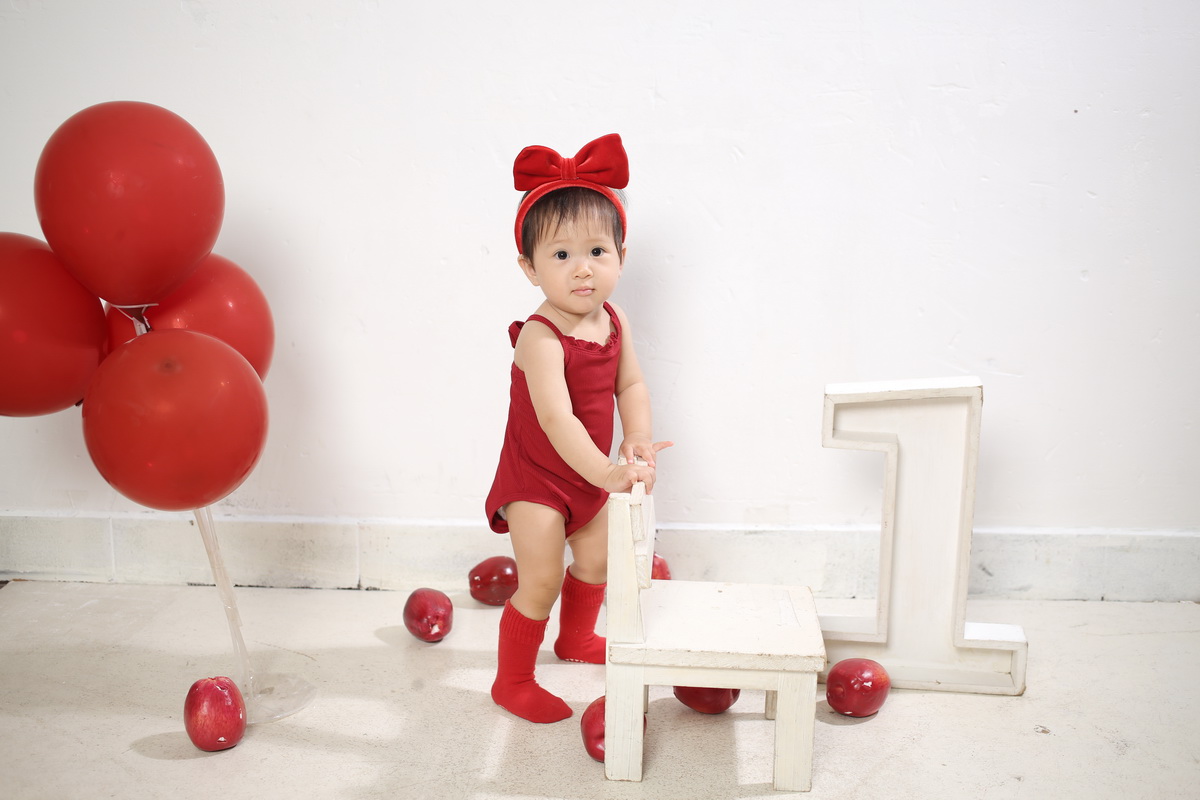 Dưa Hấu đứng cạnh ghế