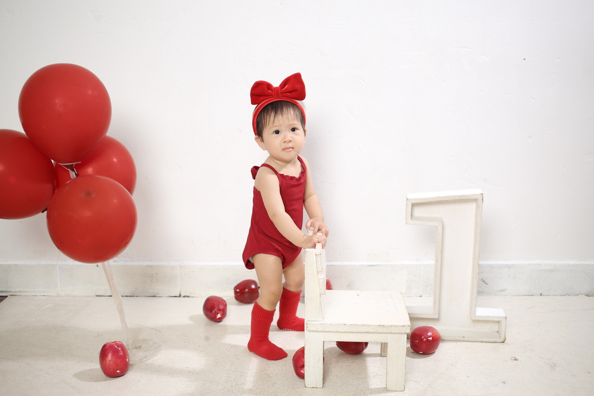 Dưa Hấu đứng và nhìn về phía trước