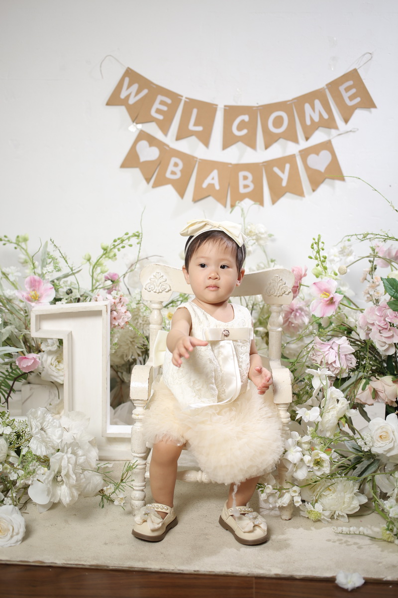 Dưa Hấu đứng trước chiếc ghế hoa