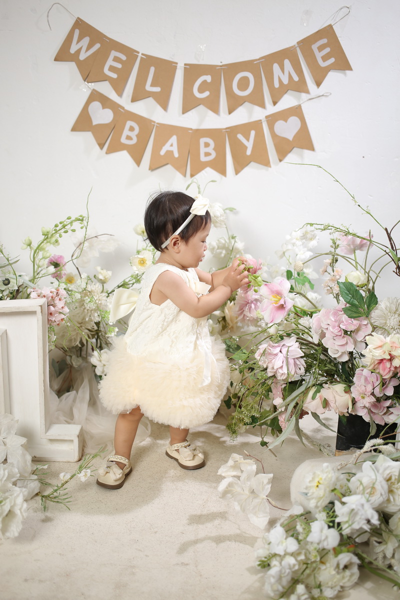 Dưa Hấu đứng cạnh cụm hoa